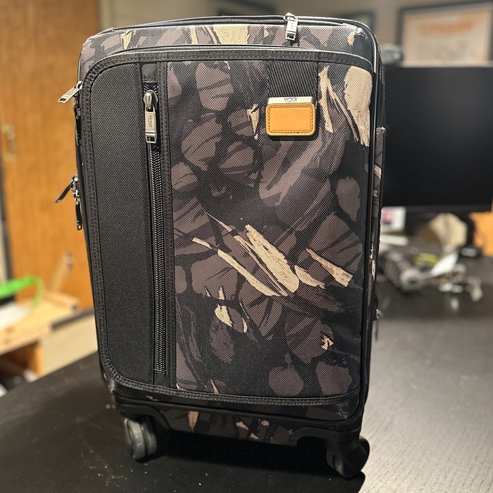 TUMI Merge International Carryon luggage Expandable Highlands Camo